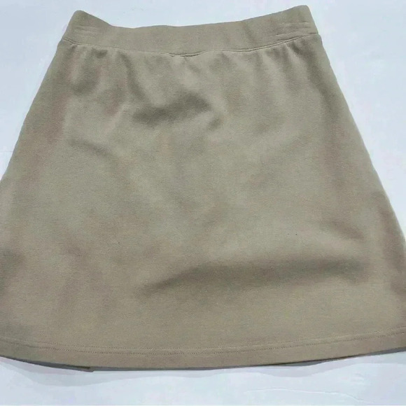 TENNIS 🎾 SKIRT Tan, knit, button detailing, built in shorts - Picture 4 of 7